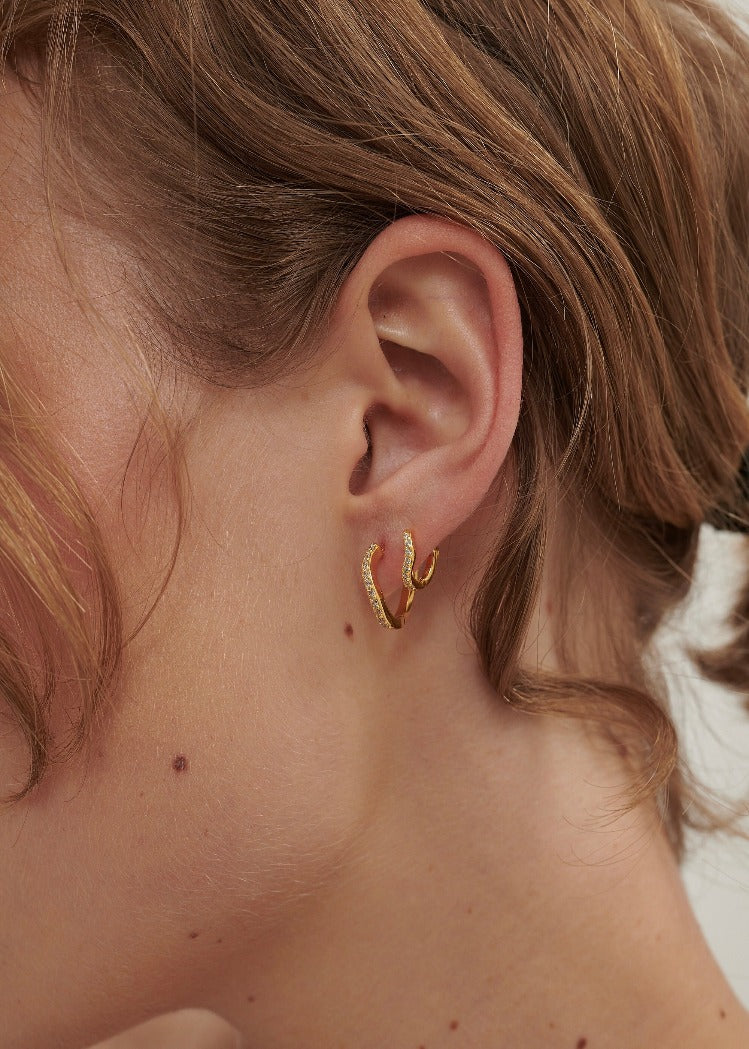 Diamante Wavy Huggie - Gold - 16mm